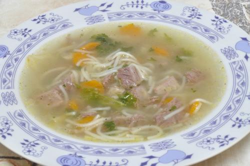 Hovězí polévka s nudlemi – Snadné Česko recept, zvládnete za 45 - 60 minut